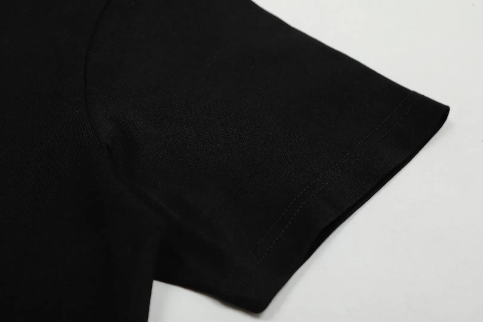 VIVI 143# "Exclusive style" vivienne west wood, Queen Mother of the West, Vivienne, Saturn silver retro short-sleeves. The new fabrics have been machine washed at high temperature + water twice. The only one in the entire network that achieves 0 shrinkage. The Solona thread is arranged. The threaded neckline does not deform. It is tight and dense. Comparisons are welcome. The full series of correct accessories. Every detail is completely restored and can be stretched directly.